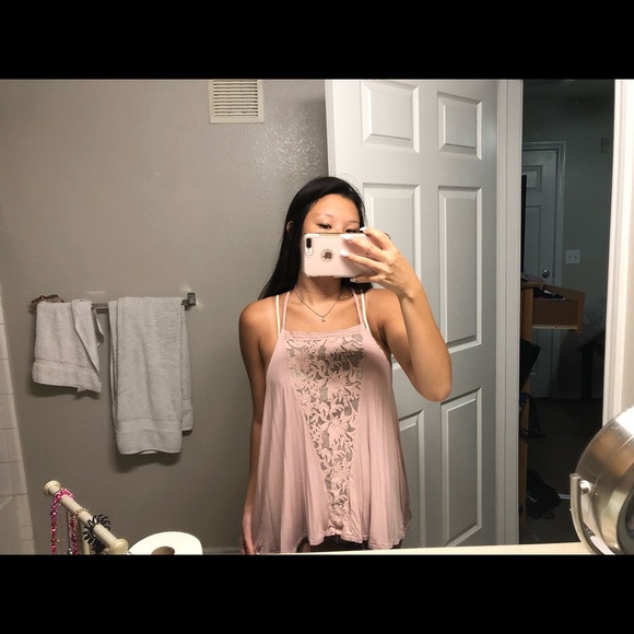 American Eagle Outfitters Tops - Pink flowy tank top